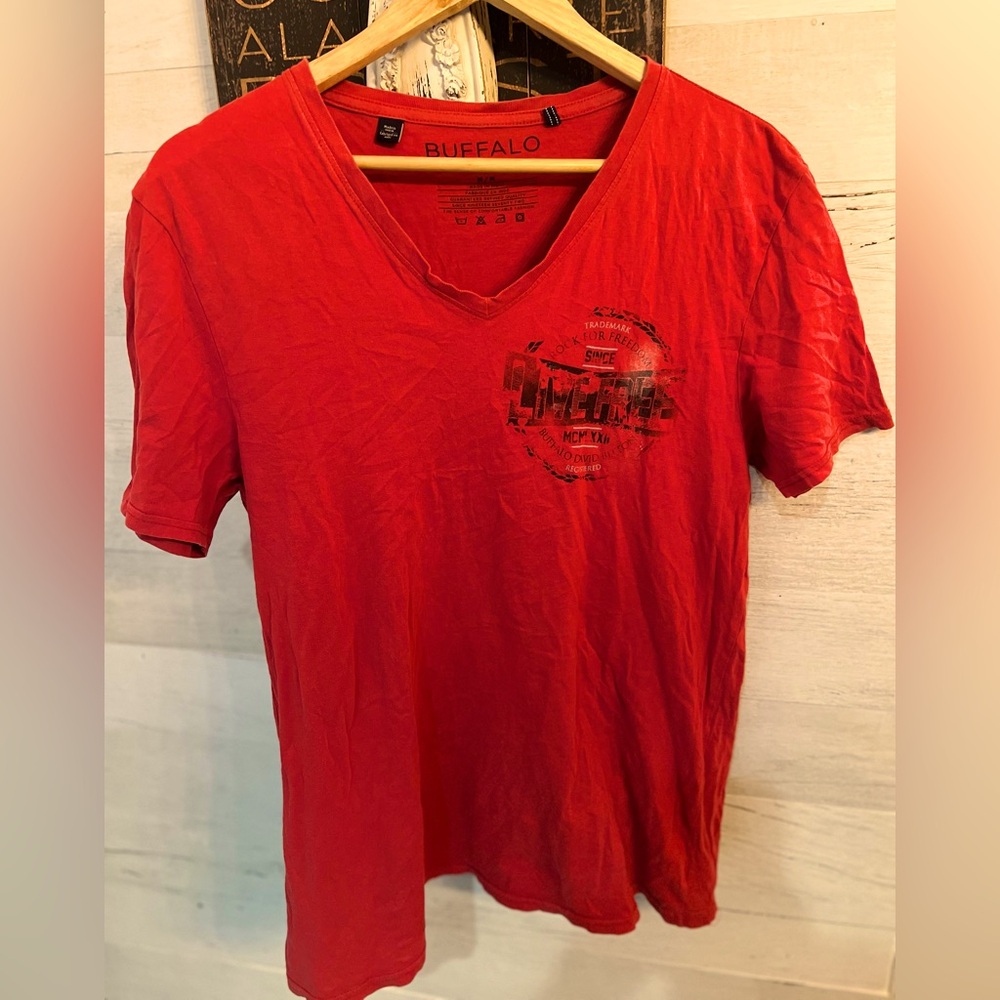 BUFFALO Men's V neck Tee
